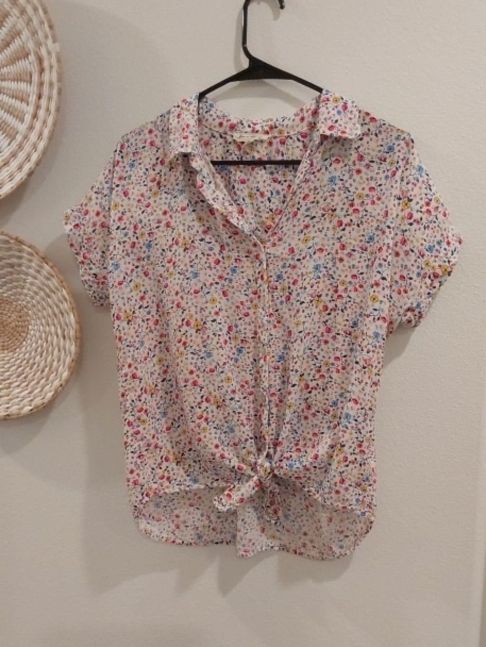 Jane and Delancey White Multicolor Floral Button-Front Tie-Hem Blouse
